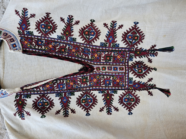 Greek embroidery. 
Gorgeous dress.
Size:110x57 cm
Email:salaberina@gmail.com                            