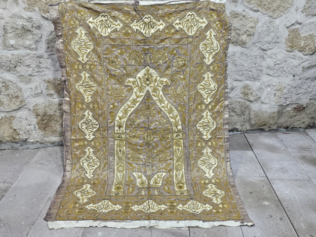 19th century Ottoman silk embroidery with silver and good metal thread.
Size:170x125 cm
salaberina@gmail.com                     