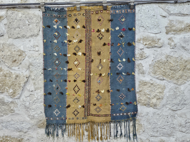 Antique Anatolian Sivas Cicim Kilim Fragment
Size:90x110 cm                          