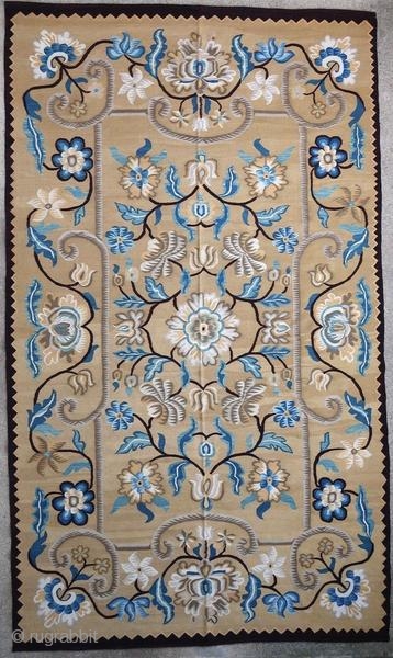 Vintage rug woven in Bessarabia, 20th century. Vegetable dyes, rug in perfect condition, very decorative. Exceptional quality product.

Origin : Bessarabia
Period : 20th century
Size : 282 x 172 cm
Material : wool on wool
Perfect  ...