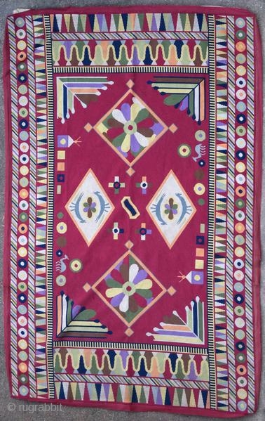 French needlepoint rug, around 1950, in good general condition. Requires a lining for good ground resistance, small sewing  work to perform around the edge.

Origin : France
Period : around 1950
Size : 205  ...