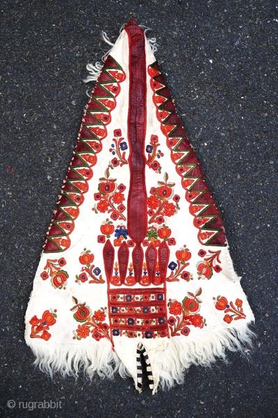 Ancient costume element probably from Romania or the Balkans.

Origin : Romania/Balkans
Period : early 20th century
Size : 60 x 39 cm
Material : embroidered silk on skin
Handwoven

✦ Price and photos on www.christiandoux.com/products/romanian-balkanian-costume-element-60-39   