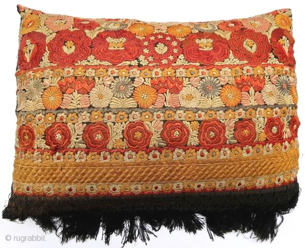 Superb Hungarian pillow from the early 20th century, in very good condition.

Origin : Hungary
Period : early 20th century
Size : 60 x 45 cm
Material : embroidered silk
Very good condition
Handmade

✦ Price and photos on  ...