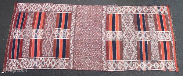 Berber kilim from the Middle Atlas in Morocco, made in 1950 or before, and in perfect condition. This authentic piece has not been woven for trade.

Origin : Morocco
Period : 1950 or before
Size  ...