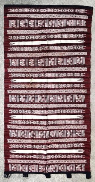 Kabyle weaving fragment, around 1930.

Origin : Algeria
Period : around 1930
Size : 195 x 99 cm
Material : wool on cotton
Incomplete with holes
Handwoven

This textile has been cleaned by a professional.

✦ Price and photos on  ...