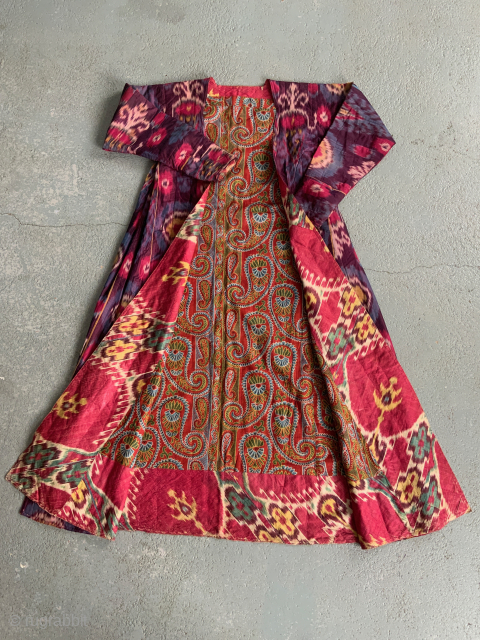 Ravishing is a word to use advisedly but this surely fits the bill. The all silk shahin ikat robe is lined with a part cotton abr / abrbandi ikat and a paisley  ...