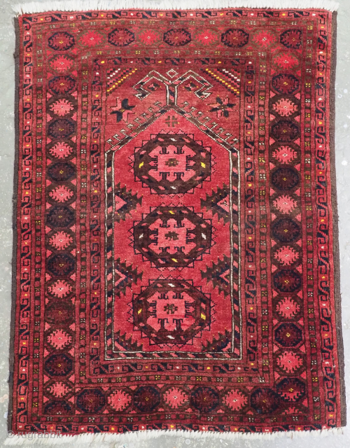 Size: 3ft 3in x 2ft 5in (100 x 73cm).

Antique Afghan Kizil Ayak Turkmen prayer rug with rams horn design to the Mihrab.

Circa 1900.

A very good small prayer rug, the rams horn design  ...