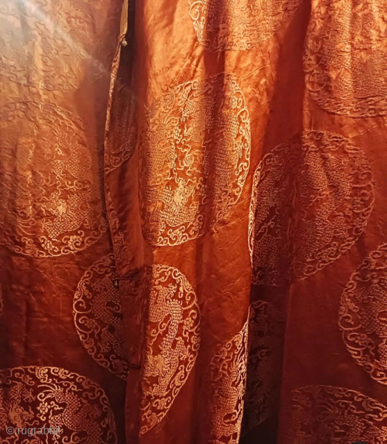 a glittering silk treasure from Tibet...
detail of an antique "Chuba": a robe reserved for arisrocrats of the Kingdom.
In perfect condition: can be work or placed on the wall.
Silk brocade fabric.
Collector piece.
Early XX  ...