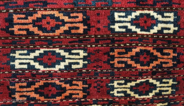 Yomut pile spindle bag, 19th century. Wonderfully drawn kochanaks in a formation of six.  Perfect condition. 29 x 53 cm, tassels 22 cm.  Contact danauger@tribalgardenrugs.com      