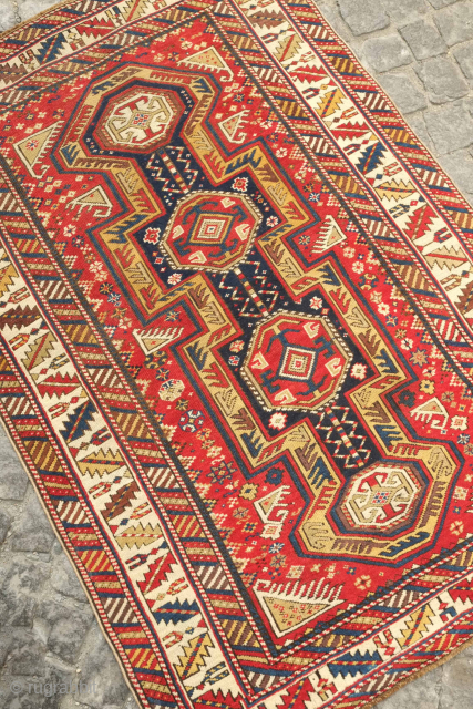 Shirvan pole medallion rug, 19th century. Fine weave. Excellent colors. A sharp rug in excellent condition. 102 x 151 cm.             