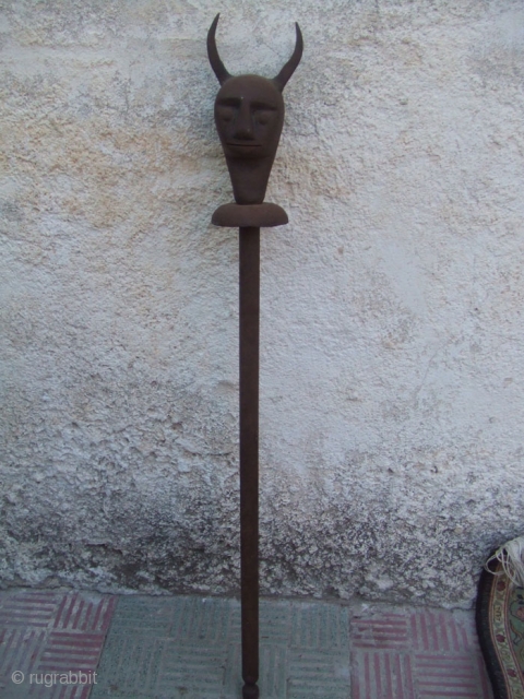 antique Africa? Metal. i Do not know what? anyone can help thanks size:72.5-cm                    