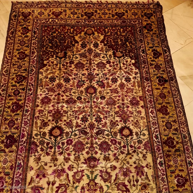 Fine top quality exceptional pure silk antique Farahan rug

10000 Euro                       