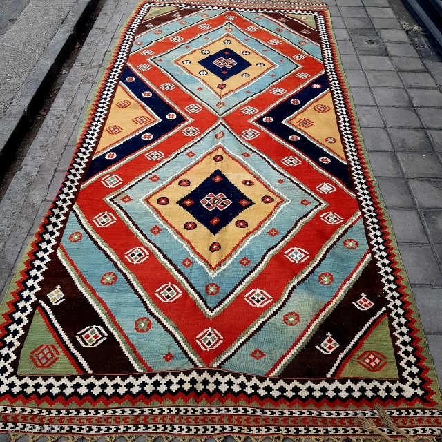 Antique fine quality Qashqaee kilim

Size: 336x140cm


POR                           