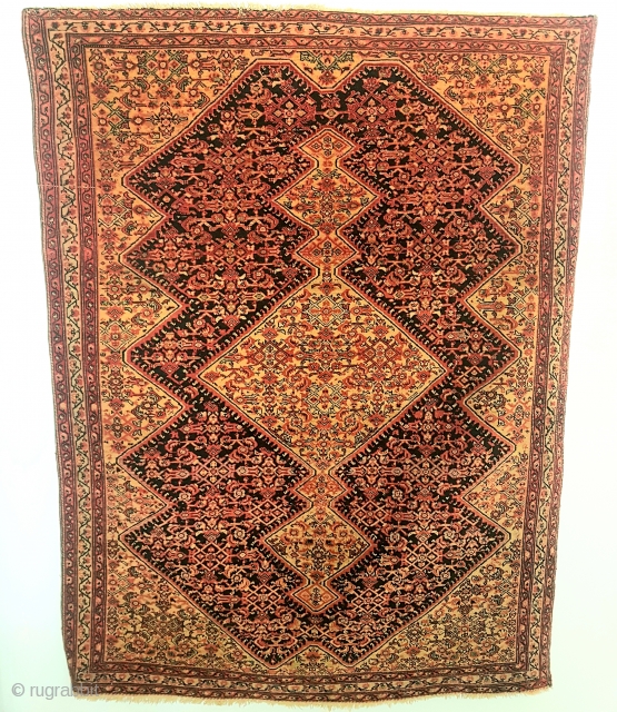 Good antique Farahan small rug.

Very good condition.

124x94cm                          