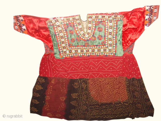 old dress from sindh near about 80 years old full size very nice piece in fresh condition with hand tie die on it          