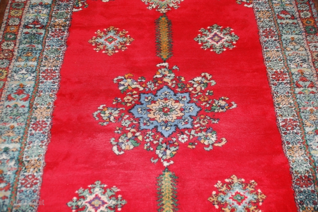 Tapis marocain en laine , 290cmX204cm , parfait état.                        