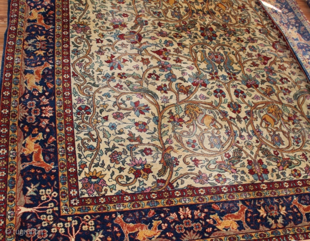 Wonderful carpet natural colors  with Birds,Animals, as you can see in the picture size.2.90cm x 1.90cm                