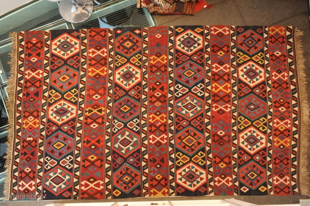 Terrific Kelim, KAUKASUS, around 1900, ca. 328 x 198 cm

Very wide and colourful Kelim in very good condition!

The ends of this Kelim are also very specially made and still original.

   