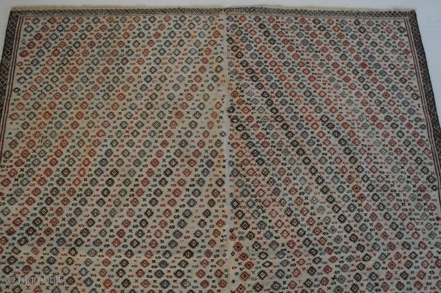 Exceptional Verneh flatweave, antique, ca. 160 x 140 cm

A very nice piece with old and beautiful light colours in good condition with two small stains!

Collectors piece!

       