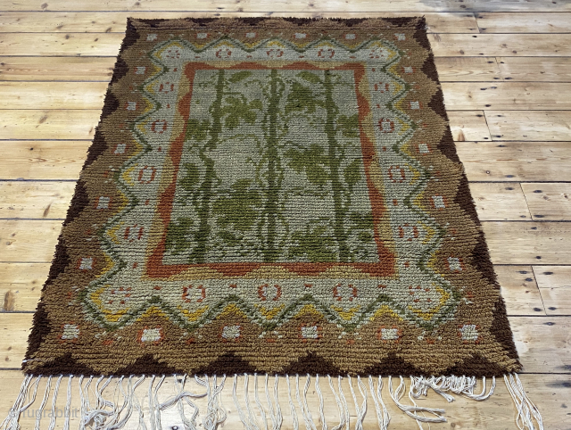 Antique Finnish Flossmatta/Ryamatta 
Circa 1930
Condition: Great
Size: 105cm x 145cm 
Designed by AW Raitio for Neovius
info@retroandrugs.se                  