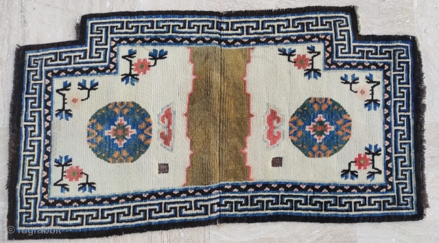 Chinese Rug 

Size : 62 x 113 cm 

                        