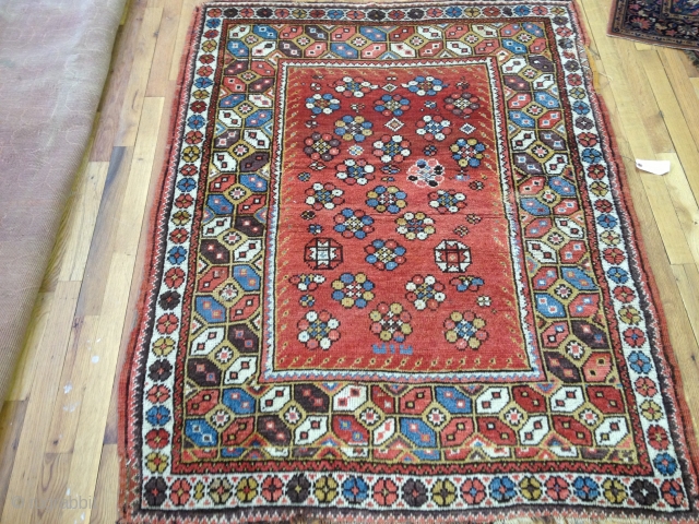 TURKISH MELAS RUG
UNIQUE RUG
BRILLIANT COLORS
RARE DESIGN
GOOD CONDITION
CONDITION AS SEEN
GOOD PILE
3'11 BY 5'2 FT                    