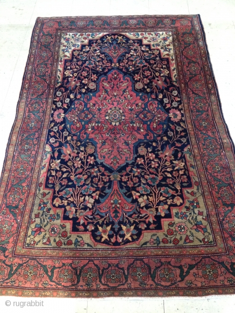 PERSIAN SAROUK RUG
SIZE: 4'2 BY 6'8 FT                          