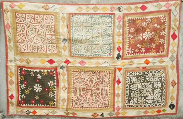 Vintage ralli quilt with delicate embroidery on backside. Please feel free to ask further information and photos. 

The price doesn't include transportation fee.
          