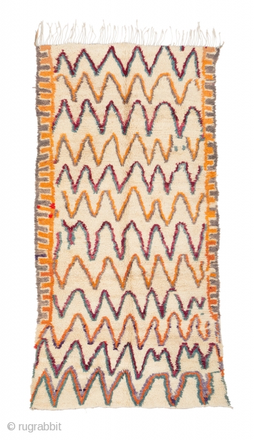 tm 2130, Ait bou Ichaouen pile rug with a rare cream ground colour, eastern High Atlas near Talsint, Morocco, 1990s, 300 x 160 cm (9' 10'' x 5' 4''). www.berber-arts.com   