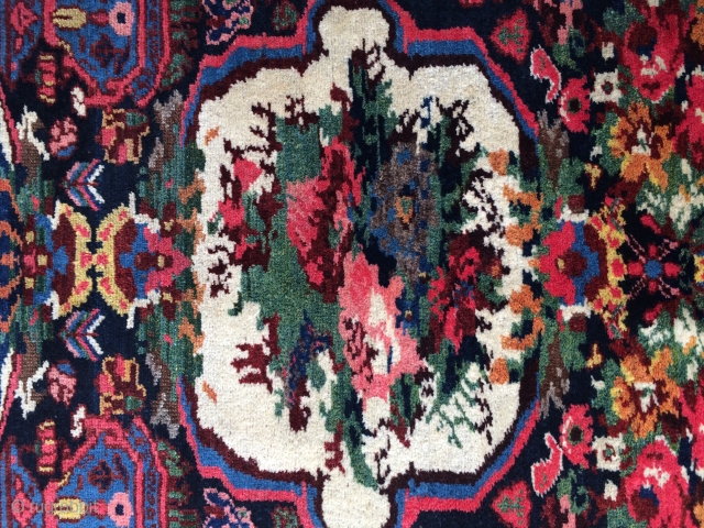 Antique BAKHTIRI FARA DUMBEH 365x128 cm all wool in mint condition crasy natural colors over 100 year old double weft and very fine wool nuts. Unique and unusual collector rug.
3800 $  