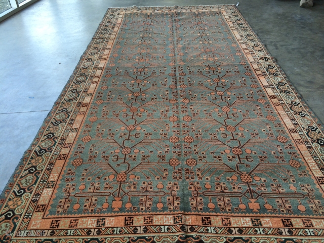 RARE YARKAND CARPET FROM CENTRAL ASIA

very rara 2 x 7 even rows of pomegranate fields, beautiful strong and in the same time pastelle colouring.

          ...