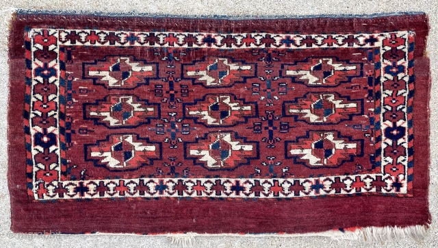 Antique Yomut mafrash with bat border and unusual secondary guls. 1'3" x 2'4" or 72 x 38cm.                