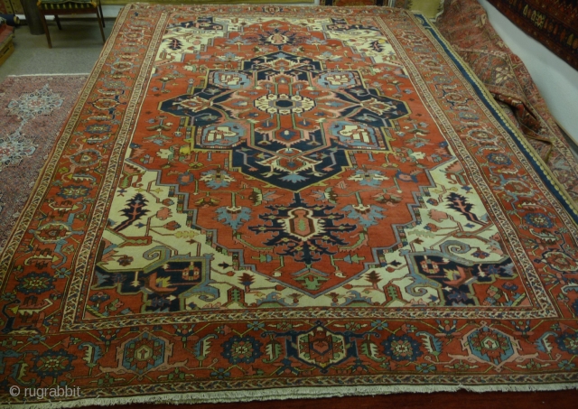 Heriz Serapi antique +100 yrs.
Top condition

Size: 4.00 x 2.95m (13.12 x 9.68 ft.)                    