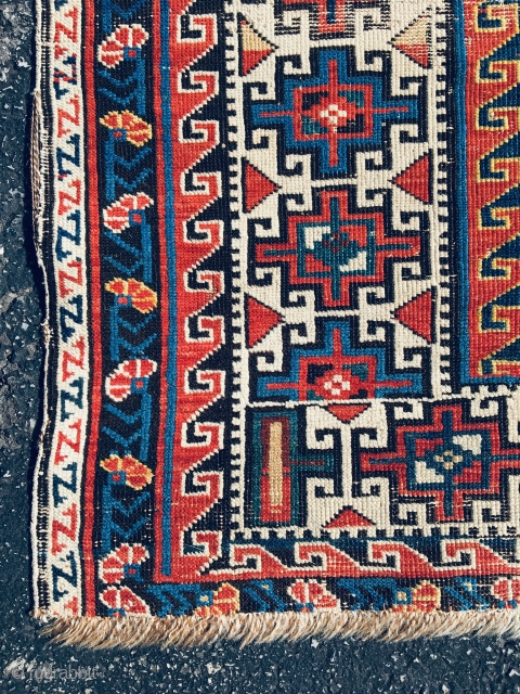 ANTIQUE  Caucasian  Shrivan Rug. 
8.9’ x 4´
2.7 m X 1.2 m

Attractive Memling motif  on white ground border. 
Good assortment of saturated colours, very clean, has been washed; no stains  ...