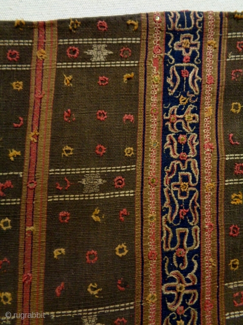 19th Century Indonesian Textile
Size: 112x101cm
Natural colors, the headends are not original                      