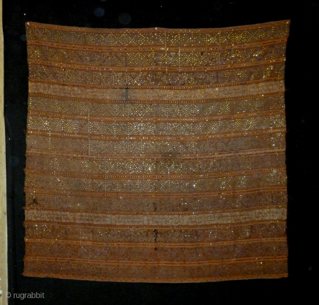 antique Indonesian Textile
Size: 137x136cm (4.6x4.5ft)
Natural colors                           