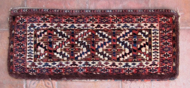 Antique Yomud group turkoman torba. Excellent condition with all natural dyes and nice pin-wheel design gull centres and white background. Size is 35.5x86.5 cm. silky shiny wool and soft floppy handle. Complete  ...