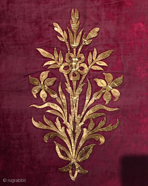 Ottoman velvet embroider palace prayer rug
19th century silk and silver thread,Gold-plated.
Thank you.                     