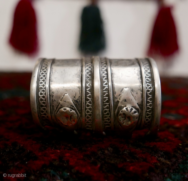 18th-19th c. Tibetan Silver Bracelet with a classic simplicity and a wonderful patina;  3.9 oz;  2 3/4"L ;  circumference is 7 1/2" outside,  7" inside.

SOLD. THANK U  