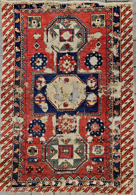 Size : 96 x 140 cm ,
Old Caucasian, Lesghi carpet.
Fragment.
Early 1850s                      