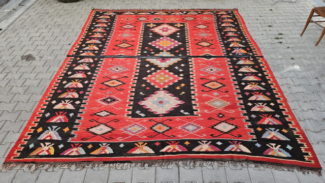 Size ; 285 x 340 cm
Old Manastir or Ciprovski rug.
Rare .                      