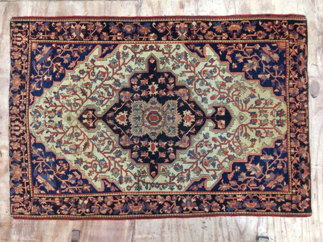 Beautiful antique small Fereghan carpet,Very good condition,absolutely original condition. 
Mid 19th century, Classic country house 'Look'.
Size:150cm by 101cm               