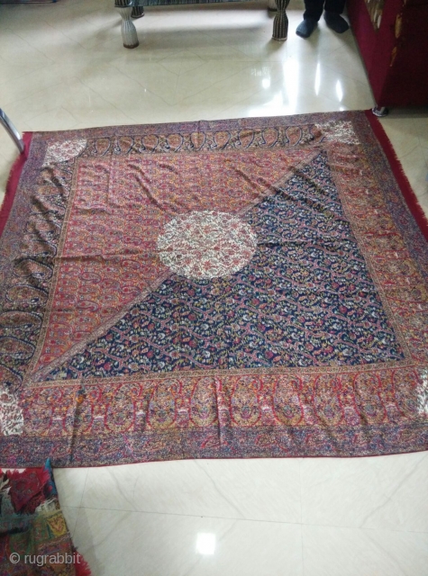 Very rare Kashmir moon shawl
1800 century exceptional condition                         