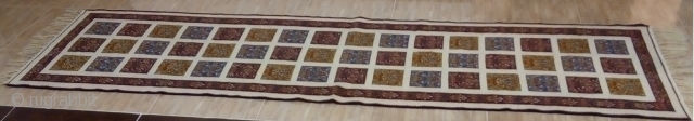 50 years old kilim with nice pattern from a private collection.
never used before.
size: 90cm width -300cm long
material: wool on wool
             