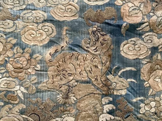 A beautiful Antique imperial Chinese silk Rank badge from Qing / Ching / Tsing dynasty. Although Ching dulynasty went on for four hundred years, this is possibly from 19th century, when most  ...