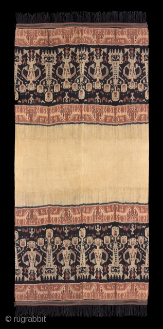 TE02380

1960s Hinggi Kombu, noble man's ceremonial shoulder wrap, cotton two bands of dark brown background with a row of warp Ikat andong trees alternating with standing marapus or male shamans and flanking  ...