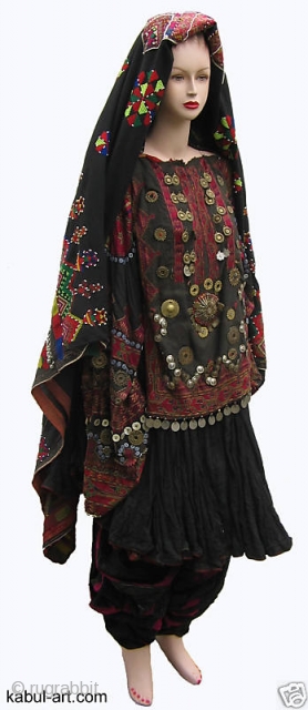 antique Afghanistan nuristan Woman embroidered weding Dress jumlo

antique afghan Nomadic Tribal Dress Nuristan.

antique complet original rare Afghan dress with headscarf, trousers and shoe.

Silk embroidery on cotton; buttons, metal ornaments.

200 cm across the  ...