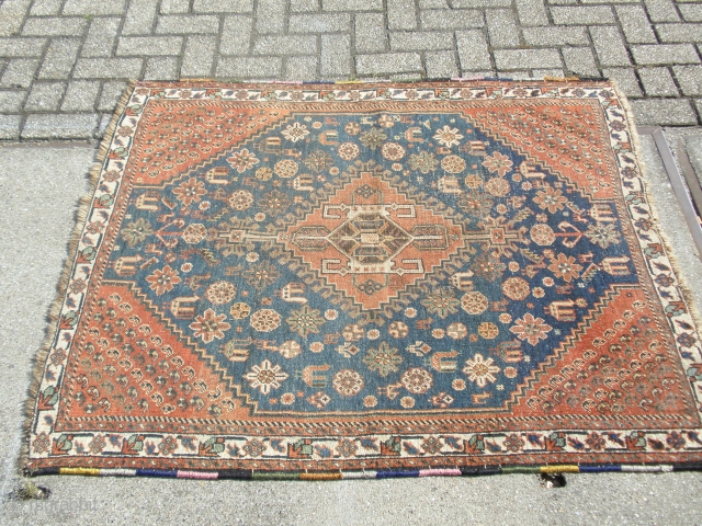 

Antique Qashqai, size 119 x 143 cm

little moth damadge low condition but good decoration.

                   