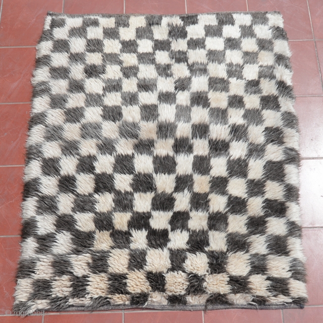 A vintage hand-knotted "Chessboard Tulu" (Turkish word for "thick piled") rug from Konya in Central Turkey. 100% Natural undyed sheep wool. size:151x126cm
            ...