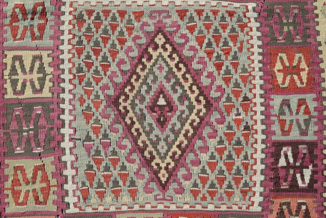 Central Anatolian Şarkişla kilim runner
size:360x104cm
         2'8"x12"                   